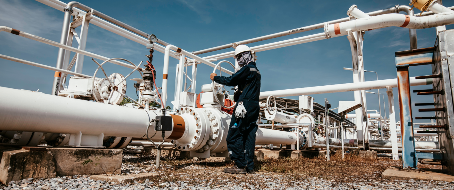 Production,Operator,Opening,Ball,Valve,At,Pipeline,Oil,And,Gas